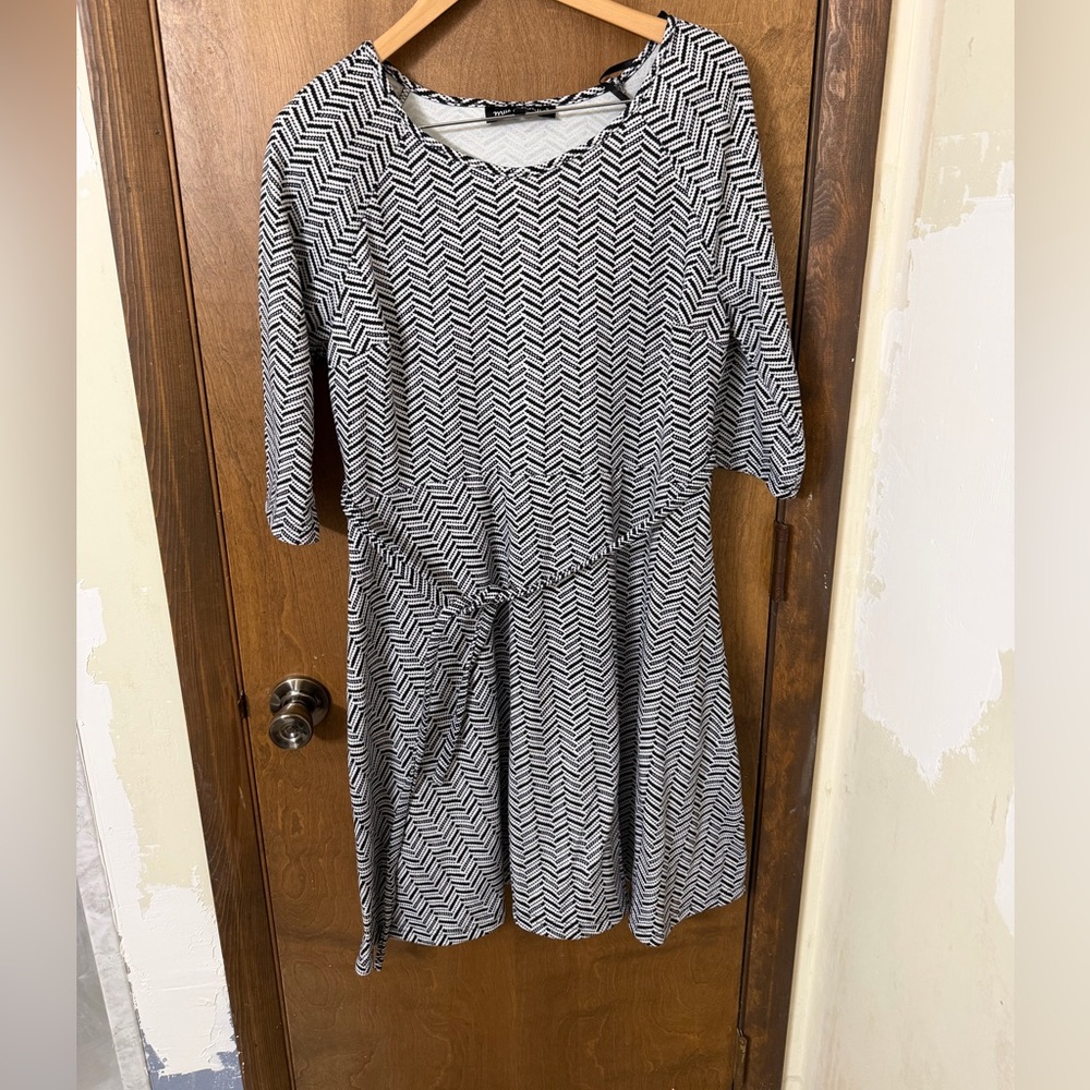 Mlle Gabrielle Women’s XL Black and White Zigzag Dress